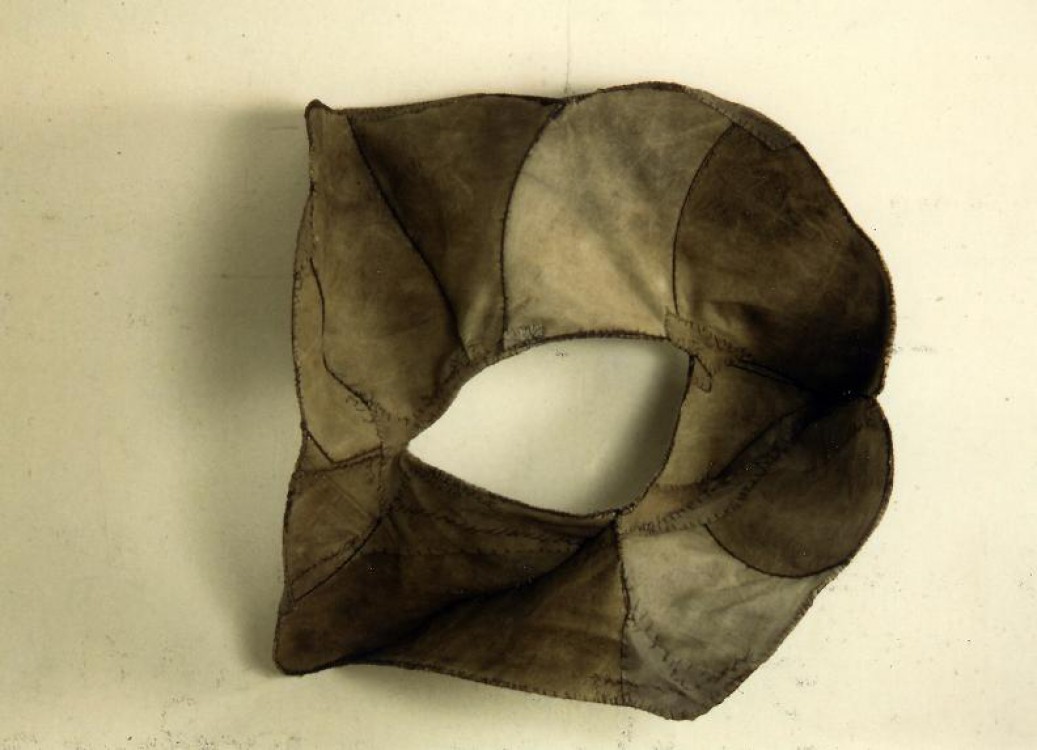 <h1><a href='/medlemmar/birgitta-halldin'>Birgitta Halldin</a></h1><h4>"URSPRUNG", material: linnepressenning, järntråd, Storlek: ca 1 meter hög.</h4>