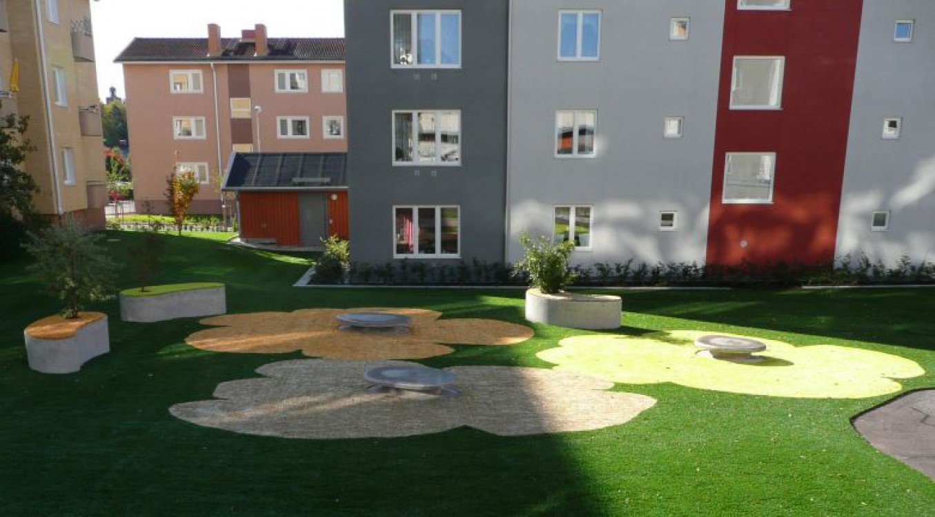 <h1><a href='/medlemmar/karin-lind'>Karin Lind</a></h1><h4><strong>&Auml;lgblomma </strong>- utsmyckning f&ouml;r Enk&ouml;pings Hyresbost&auml;der AB  genom KC-&ouml;st. F&auml;rdigt 2009. Teknik: Betong m. inbyggd belysning, v&auml;xter samt konstgr&auml;s.<br />
Simka - Karin Lind & Simon H&auml;ggblom<br</h4>